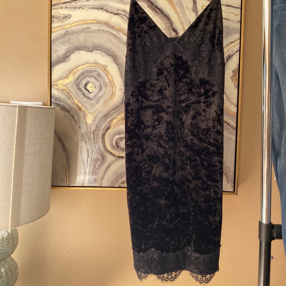 TOPSHOP LBD made up velvet with lace trimming